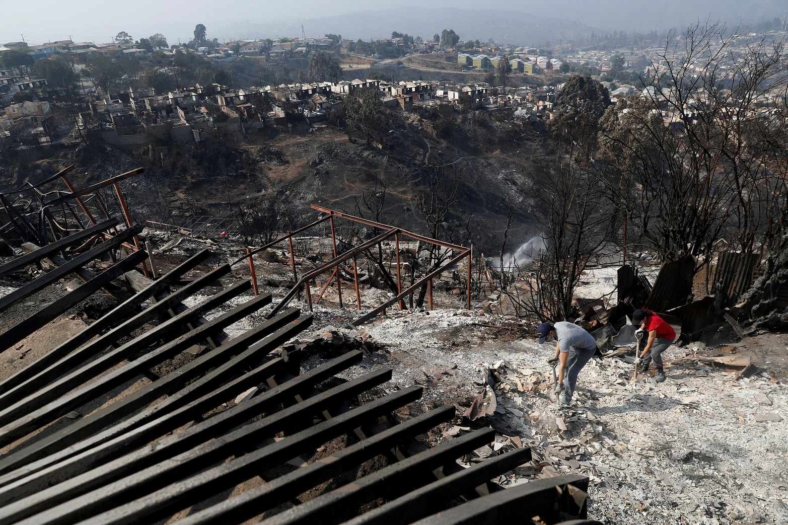 A reconstruir la ciudad. La gente trabaja tras la propagación de incendios forestales en Viña del Mar