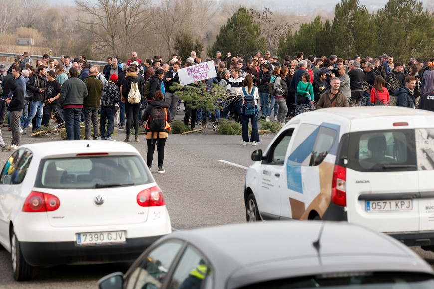 Farmers block an AP-7 highway as they protest over price pressures, taxes and green regulation, grievances shared by farmers across Europe, near Girona, Spain, February 6, 2024. REUTERS/Albert Gea