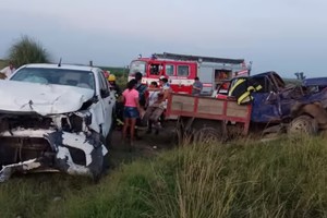 La colisión frontal dejó daños materiales de consideración.