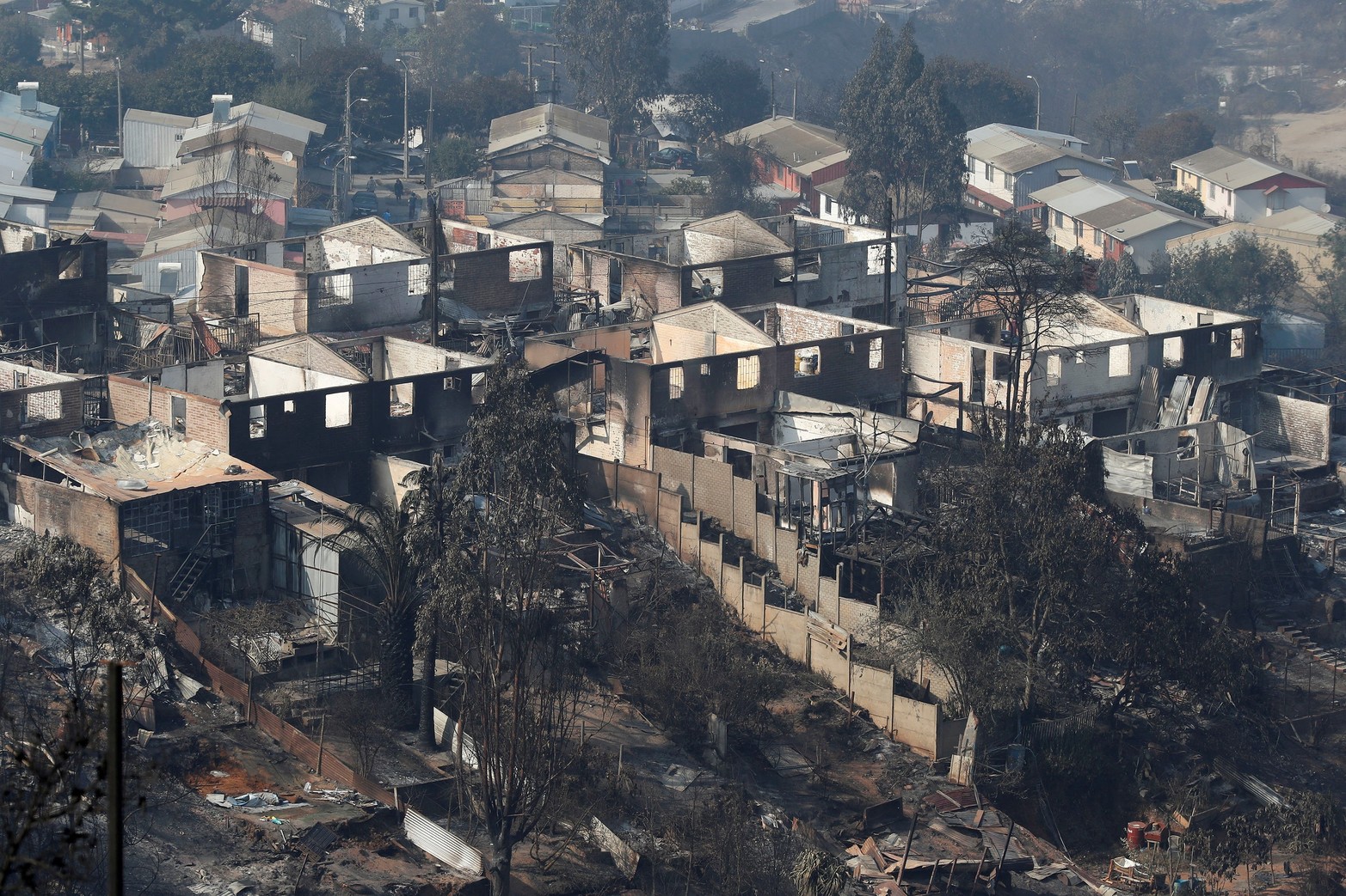 Restos de casas quemadas, tras la propagación de incendios forestales, se ven en Viña del Mar Chile.
