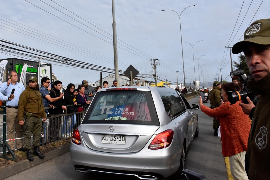 People record a video of the funeral hearse carrying the body of Chile's former President Sebastian Pinera while heading towards to the airport in Valdivia, Chile, February 7, 2024. REUTERS/Hector Andrade NO RESALES. NO ARCHIVES