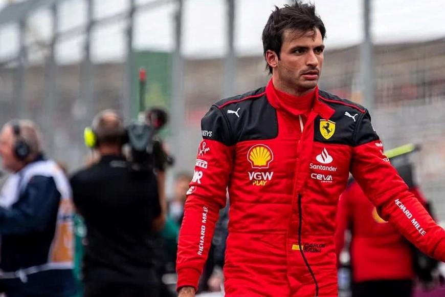 Se va. 2024 será el último año del piloto español Carlos Sainz Jr en Ferrari, ya que será reemplazado por Lewis Hamilton.