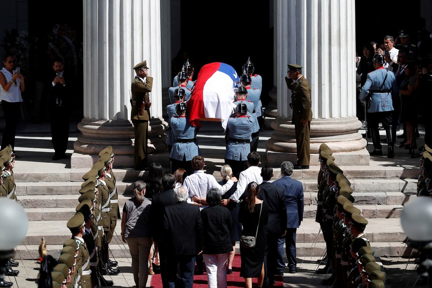 The coffin of Chile's former President Sebastian Pinera arrives accompanied by family members at the former Congress in Santiago, Chile February 7, 2024. REUTERS/Rodrigo Garrido