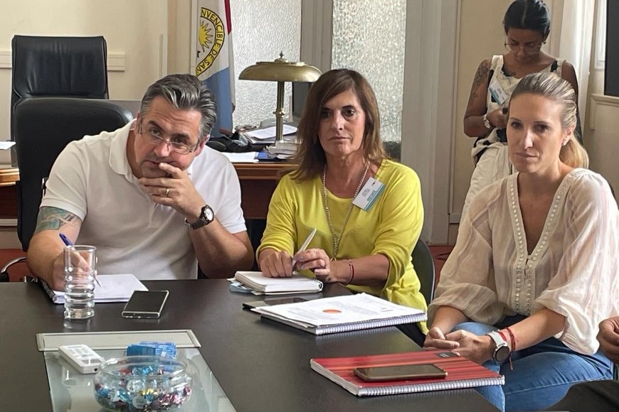 El ministro se reunió con concejales de esta capital. En la foto con la presidenta del Concejo, Adriana Molina, y con la secretaria de Gestión Institucional del Ministerio de Justicia y Seguridad, Virginia Coudannes.