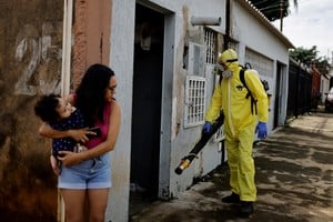 A health worker sprays insecticide to kill the Aedes aegypti mosquito to help mitigate a dengue outbreak in the Ceilandia neighborhood of Brasilia, Brazil February 7, 2024. REUTERS/Ueslei Marcelino