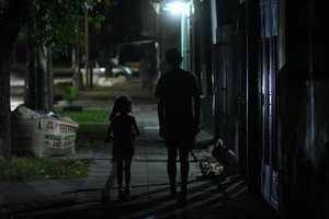 De noche, muchas calles de barrio El Pozo se vuelven muy peligrosas por la falta de iluminación. Crédito: Pablo Aguirre.