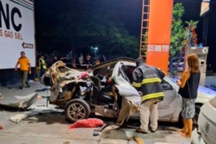 Explotó un auto cargado con cocaína mientras cargaba GNC en Salta.