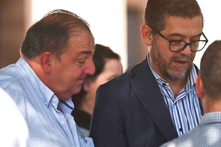 El intendente Poletti junto a Mastropaolo (Secretario de Gobierno, Control y Seguridad Ciudadana) en la vereda mientras se realizaban los trabajos preventivos dentro del edificio. Foto: Mauricio Garín.