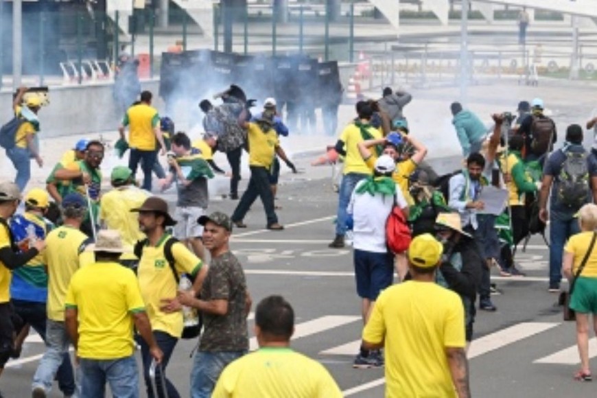 Los manifestantes se dirigieron primero al Congreso Nacional, donde rompieron las barreras de seguridad