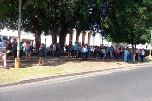 Mientras se realizaba el operativo preventivo, aquellos que estaban dentro del edificio fueron evacuados.