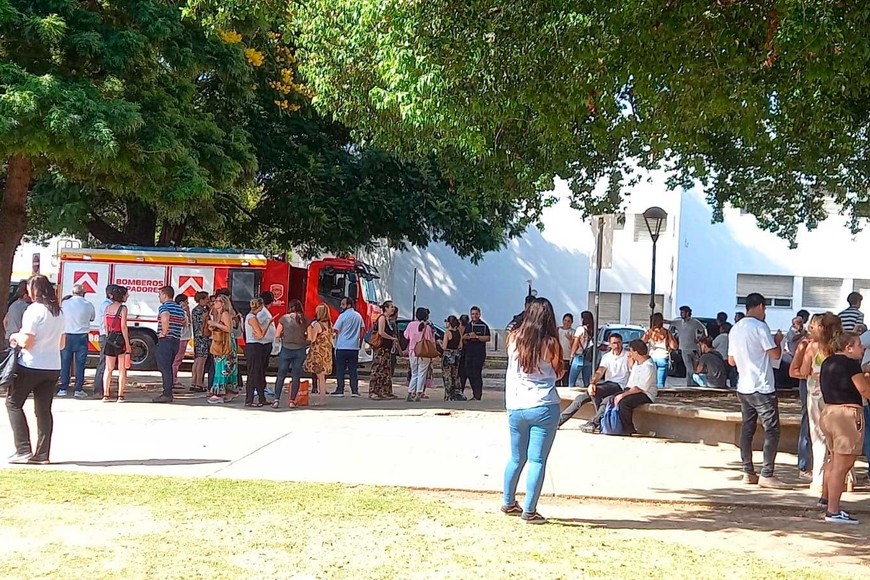 Bomberos en el lugar para realizar la inspección.