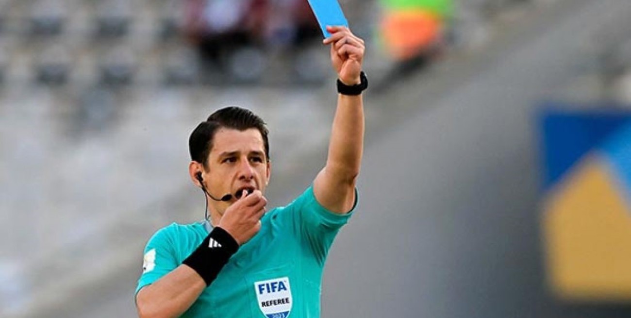 La FIFA desmintió los rumores sobre el uso de la tarjeta azul: son "incorrectos y prematuros"