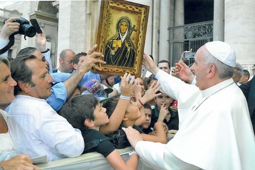 Luis Quiroz entregándole su retrato de Mama Antula al papa Francisco en Roma (2015), previo a la beatificación.
