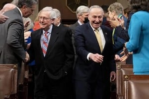 Los líderes republicano y demócrata de la Cámara Alta de EE.UU., Mitch McConnell (izquierda) y Chuck Schumer, llegaron a un acuerdo para volver a debatir la ayuda millonaria para Ucrania, Israel y Taiwán.