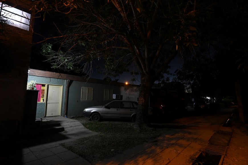 ¡Gracias farolito! Si no fuese por los focos de algunos frentes, las calles estarían completamente a oscuras.