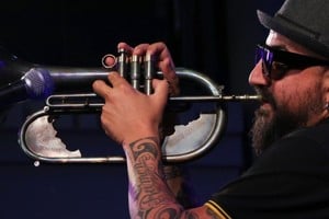 Hugo Lobo con su fliscorno (flugelhorn), que lleva grabado su nombre y la frase “Stay Rude!”, que bautiza a su segundo álbum en solitario.