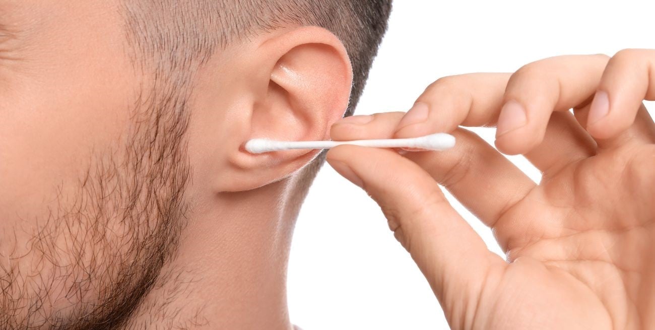 Por qué limpiar los oídos con hisopos puede ser peligroso