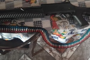 Los uniformados allanaron algunos inmuebles de la zona y secuestraron dos armas de fuego de gruesos calibre.