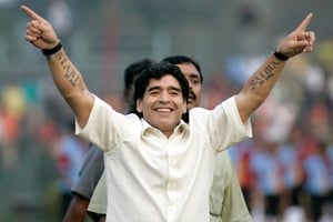 Argentina's soccer team head coach Diego Maradona gestures to his fans at a stadium in the eastern Indian city of Kolkata in this December 7, 2008 file photo. Maradona became coach of Argentina in November -- the latest chapter in an extraordinary up-and-down life story. Picture taken December 7. To match feature SOCCER-YEARENDER  REUTERS/Parth Sanyal/Files (INDIA) india diego armando maradona asuncion director tecnico seleccion argentina futbol director tecnico seleccion argentina
