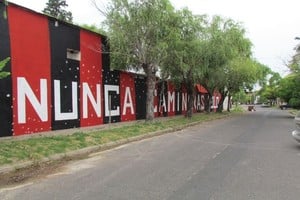 Con este mural el hincha se topará antes de ingresar al Estadio. Foto: Gabriel Obelar