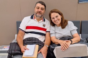 Claudio Perusini y su esposa María Laura en el aeropuerto antes de viajar a Roma.