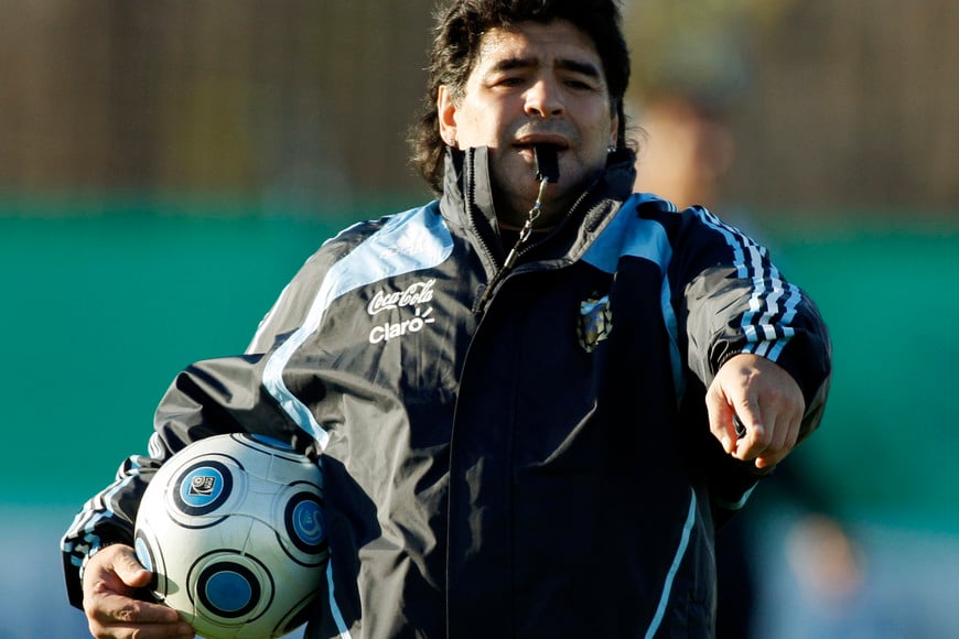 Argentina's coach Diego Maradona conducts a training session at the squad's camp on the outskirts of Buenos Aires, June 4, 2009. Argentina will play Colombia in a 2010 World Cup qualifying soccer match on June 6.   REUTERS/Enrique Marcarian (ARGENTINA SPORT SOCCER) BUENOS AIRES  seleccion argentina de futbol argentina vs. colombia practica entrenamiento futbol futbolistas eliminatorias mundial de futbol 2010 sudafrica