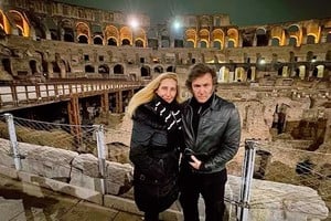 Milei y su hermana Karina en el mítico Coliseo Romano, en la capital italiana.