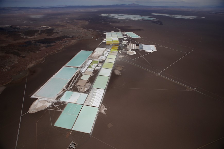 An aerial view of the brine pools and processing areas of the Rockwood lithium plant on the Atacama salt flat, the largest lithium deposit currently in production, in the Atacama desert of northern Chile January 10, 2013. Far from the soy and cattle that dominate its vast fertile pampas, Argentina harbors another valuable commodity that is rocketing in price and demand and luring newly welcomed foreign investors. Lithium, the so-called "white petroleum", drives much of the modern world. It forms a small but essentially irreplaceable component of rechargeable batteries, used in consumer devices like mobile phones and electric cars. It also has pharmaceutical and other applications. Picture taken January 10, 2013. REUTERS/Ivan Alvarado      TPX IMAGES OF THE DAY      chile  chile planta procesamiento de litio de la minera Rockwood mineria minas de litio
