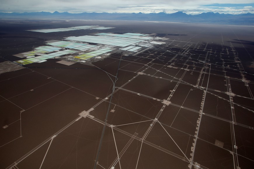 An aerial view shows the brine pools and roads of the Soquimich (SQM) lithium mine on the Atacama salt flat, the largest lithium deposit currently in production, in the Atacama desert of northern Chile, January 10, 2013. Far from the soy and cattle that dominate its vast fertile pampas, Argentina harbors another valuable commodity that is rocketing in price and demand and luring newly welcomed foreign investors. Lithium, the so-called "white petroleum", drives much of the modern world. It forms a small but essentially irreplaceable component of rechargeable batteries, used in consumer devices like mobile phones and electric cars. It also has pharmaceutical and other applications. Picture taken January 10, 2013. REUTERS/Ivan Alvarado chile desierto de atacama  chile mina produccion mineral de litio mineria minas