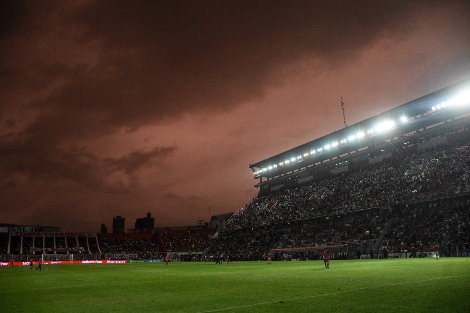 Volvió la lluvia. Para nuestra región volvió a llover. Un frente de tormenta se desató y el reportero gráfico captó este momento en el partido del viernes donde Unión fue goleado  por Newell´s por 3 a 1. Hacia del 16 de enero que no llovía.