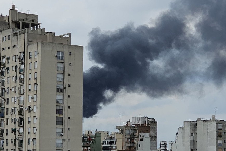 El humo cubre el cielo de la ciudad de Buenos Aires.