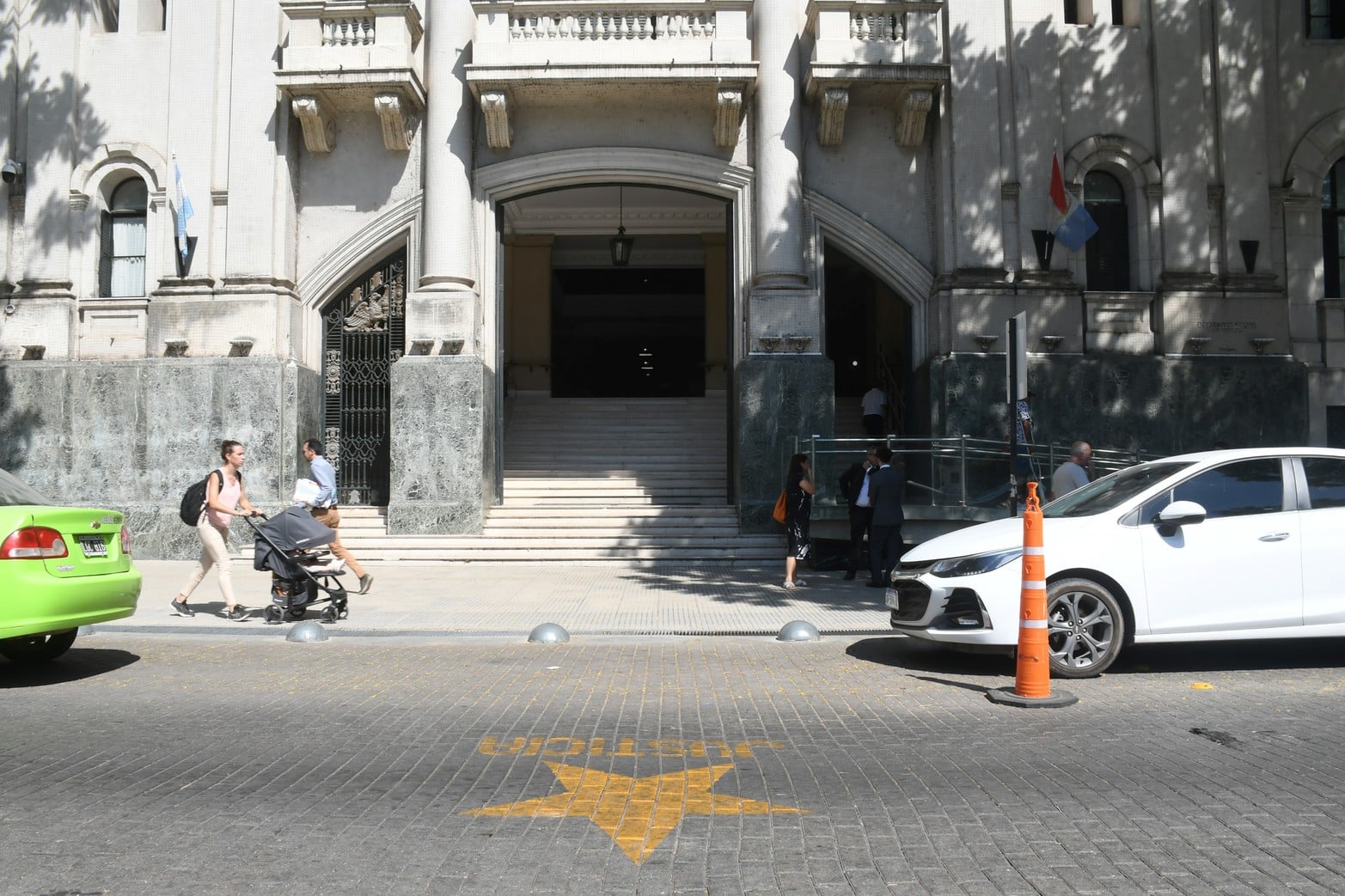 Una cruz amarrilla frente a Tribunales. En la puerta del edificio sobre calle San Gerónimo apareció esta particular pintada.