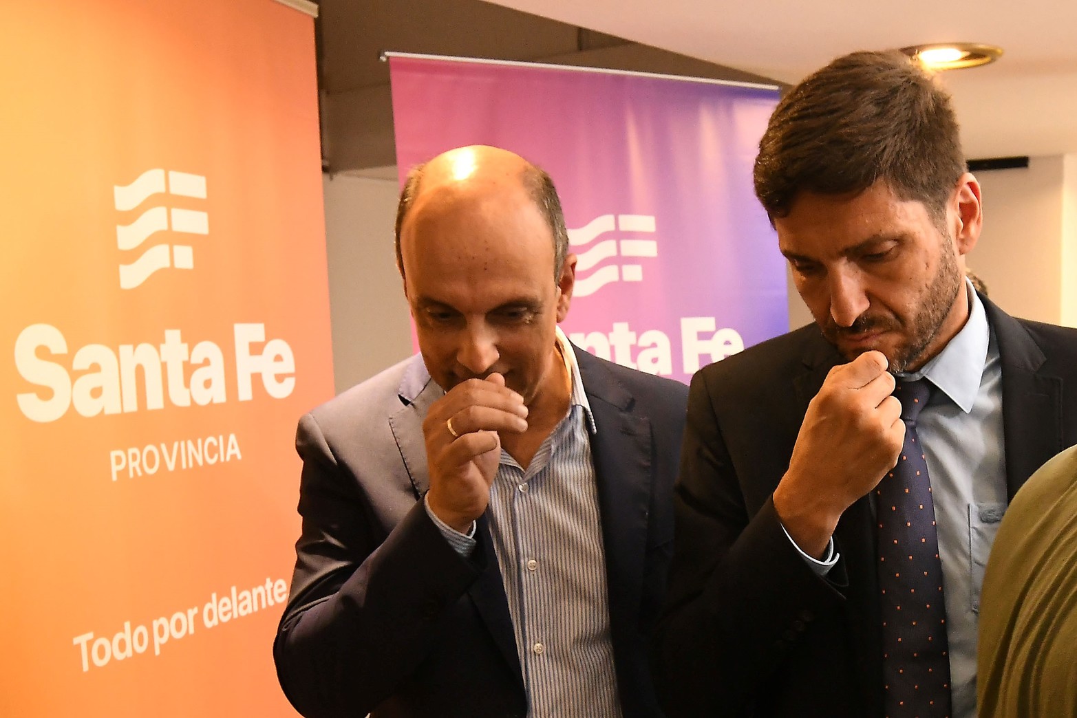 La foto que habla. Finaliza la conferencia del gobernador Maximiliano Pullaro luego de que el Presidente Javier Milei lo tratara de "traidor" a  varios gobernadores. El diputado provincial José Corral lo acompañó.