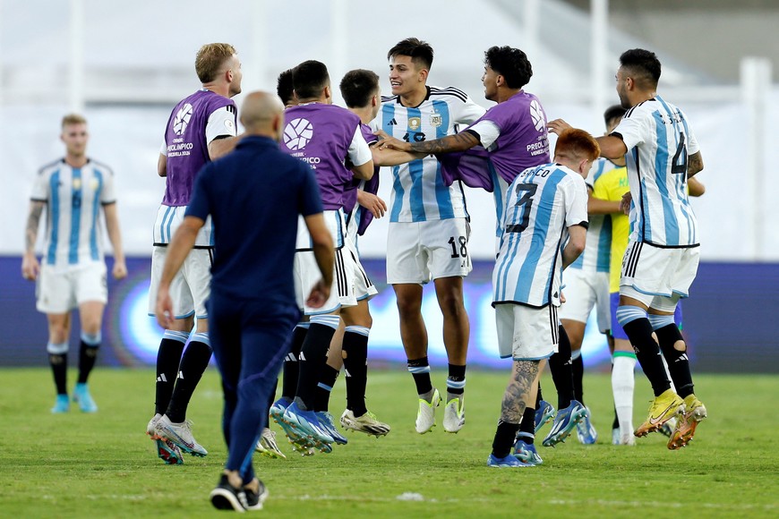 Soccer Football - South America Olympics Qualifiers - Brazil v Argentina - Estadio Brigido Iriarte, Caracas, Venezuela - February 11, 2024
Argentina's Santiago Castro with teammates celebrate after qualifying for the Paris Olympics 2024 REUTERS/Leonardo Fernandez Viloria