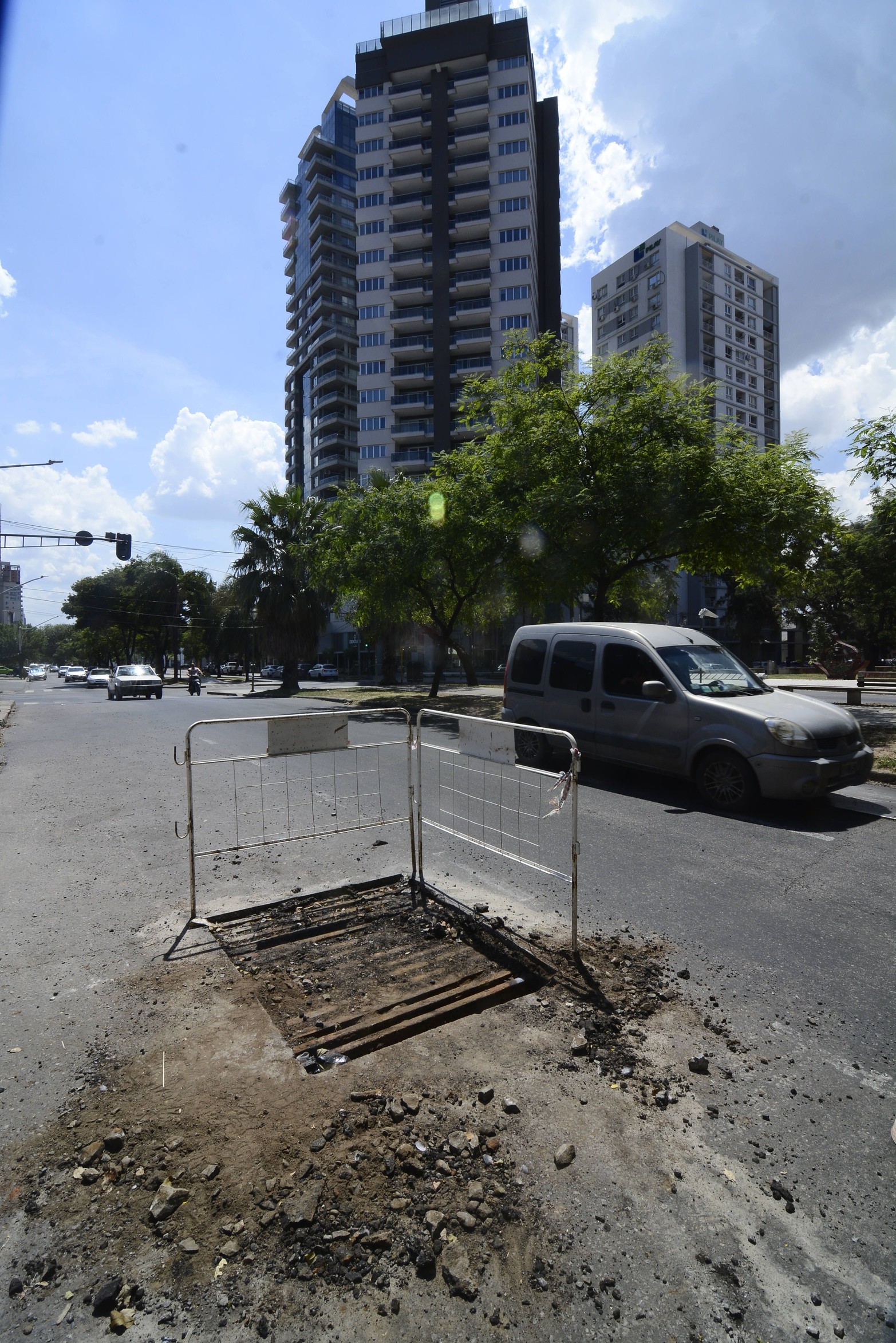Un nuevo pozo apareció en boulevard Gálvez. Desde hace unos días en la transitada arteria santafesina se puede observar un hundimiento de la calzada. Primero fue tapado con un chapón y luego colocaron un corralito.