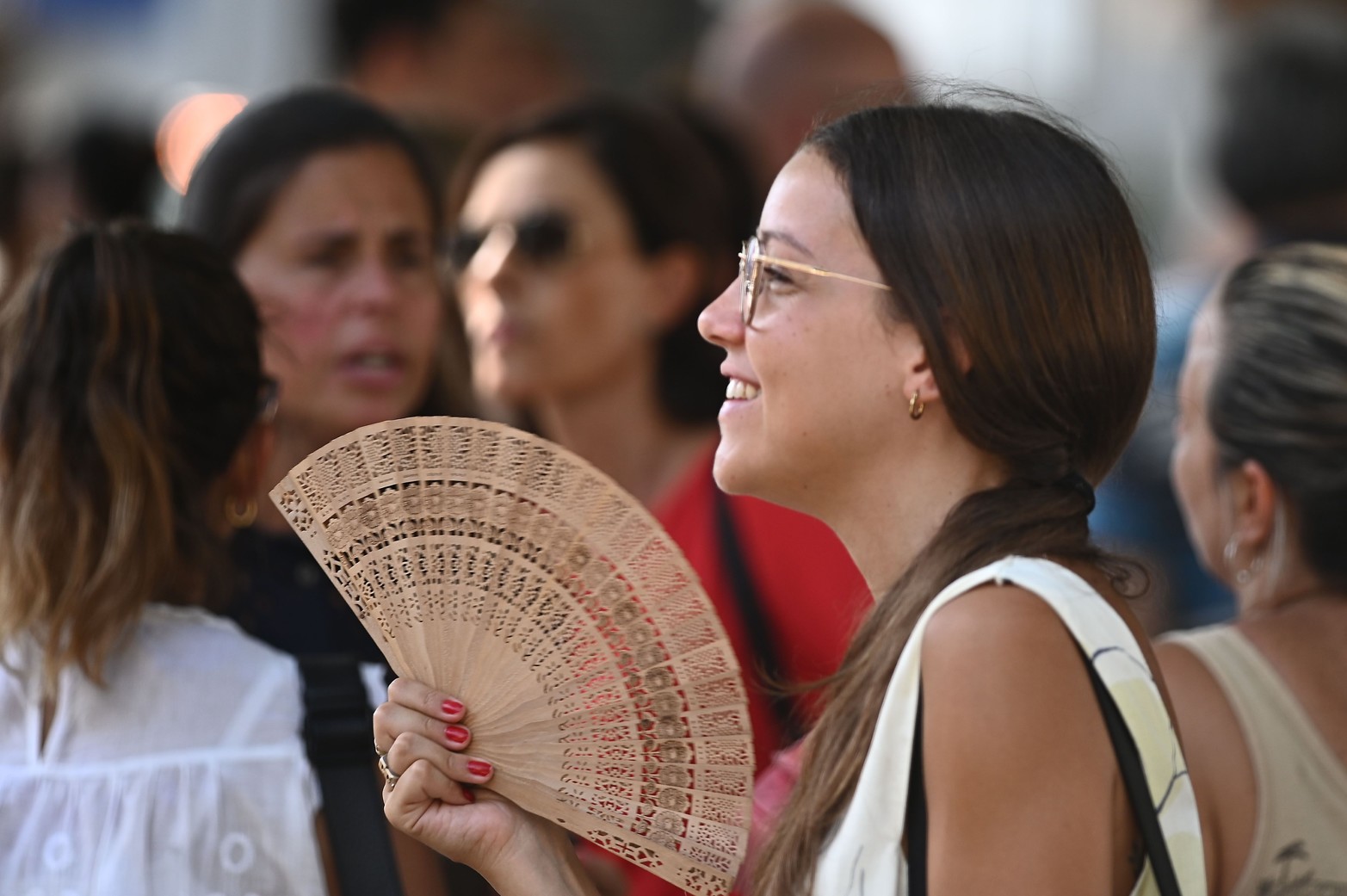 Presupuesto, bomba y calor. Mientras se discutía el presupuesto de la Municipalidad para este año, una amenaza de bomba llevó al desalojo del Palacio de calle Salta. Algunas personas, con abanico por el intenso calor, quedaron bajo la sombra de los árboles esperando volver a sus lugares de trabajo.