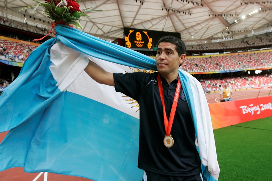 Argentina's Juan Riquelme poses with his gold medal after the men's soccer competition at the Beijing 2008 Olympic Games, in this August 23, 2008 file picture. Riquelme announced on January 25, 2015, in an interview with a local television show that he is retiring from soccer. REUTERS/Marcos Brindicci/Files (CHINA - Tags: SPORT OLYMPICS SOCCER) china beijing Juan Riquelme juegos olimpicos beijing 2008 medalla dorada seleccion argentina de futbol