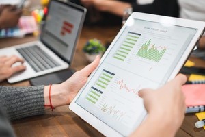 La transformación digital consiste en aprovechar el desarrollo técnico y científico para optimizar los procesos empresariales, mejorar la gestión y ahorrar recursos valiosos como son el tiempo y el dinero.