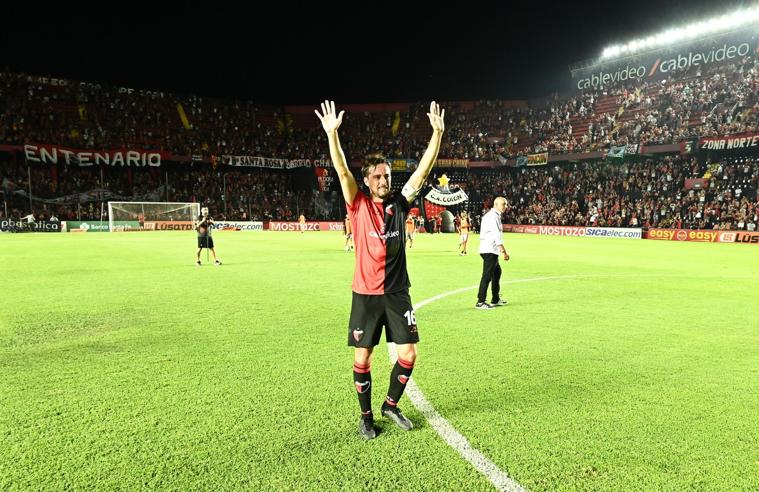 La ovación del final. Cristian Bernardi pudo volver a jugar al fútbol. Luego de su enfermedad pudo rehabilitarse aunque estuvo un año y medio sin jugar. Ingresó en el segundo tiempo, en lo que fue el debut de Colón en la B Nacional, y volvió a desplegar su velocidad habitual. Le hicieron el foul del penal con el cual el Sabalero terminó ganando 2 a 1.