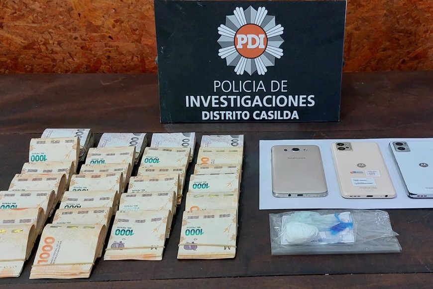 En el allanamiento se secuestró un envoltorio de cocaína (16 gramos), $264.000 pesos y teléfonos celulares.