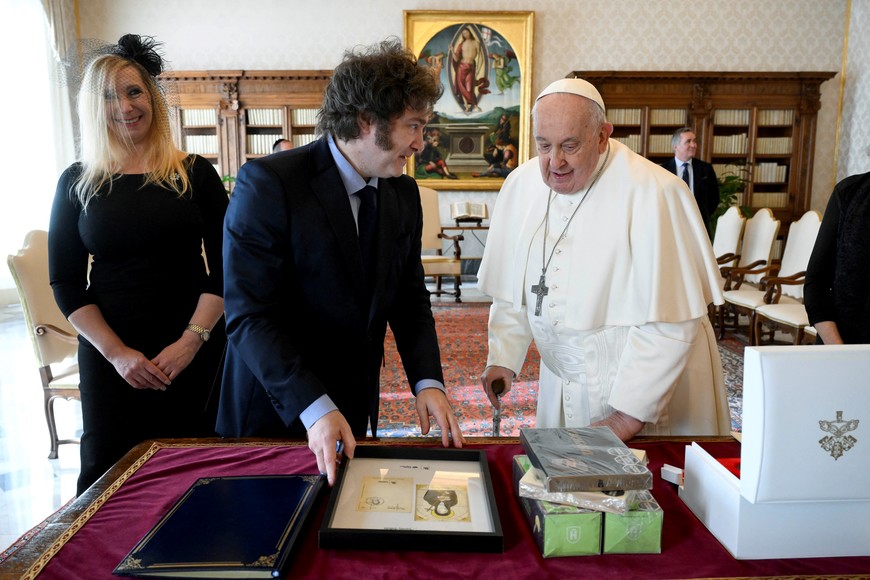 Javier Milei y el Papa Francisco intercambiaron regalos: ¿qué se  obsequiaron? - El Litoral