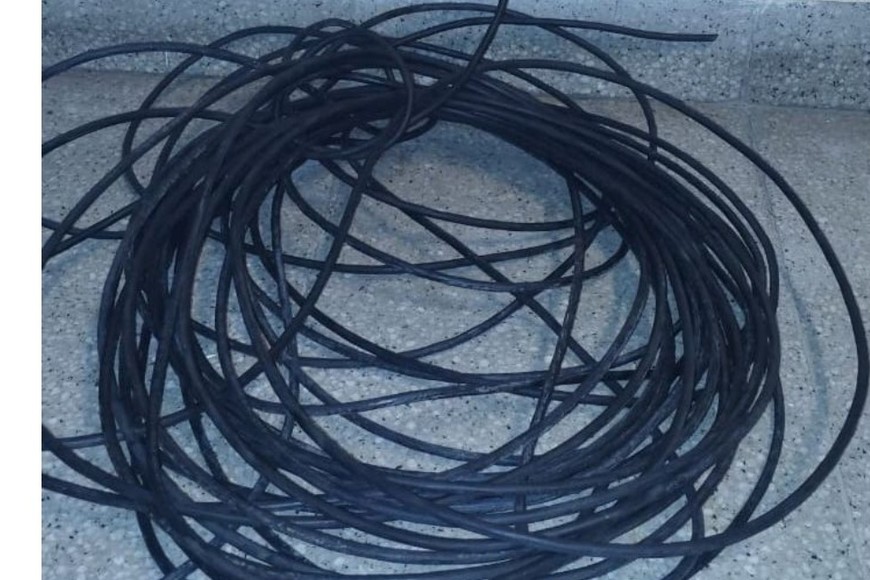 Uno de los trasladados a sede policial circulaba en bicicleta con dos rollos de cable. Crédito: Gentileza.