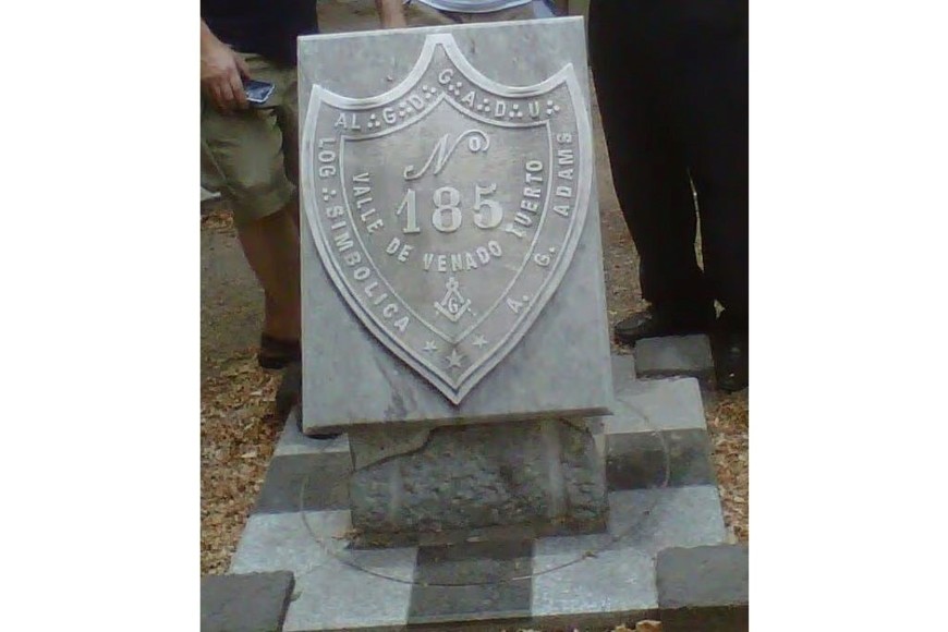Meses atrás, la medalla de mármol que resultó vandalizada en los últimos días en el frente del templo.