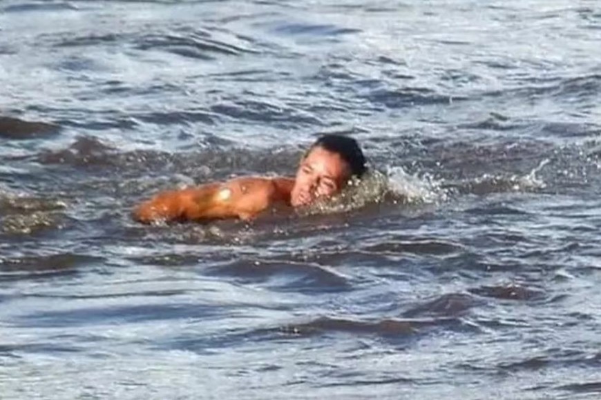 captaron el momento en que el hombre se arrojó, en plena crecida