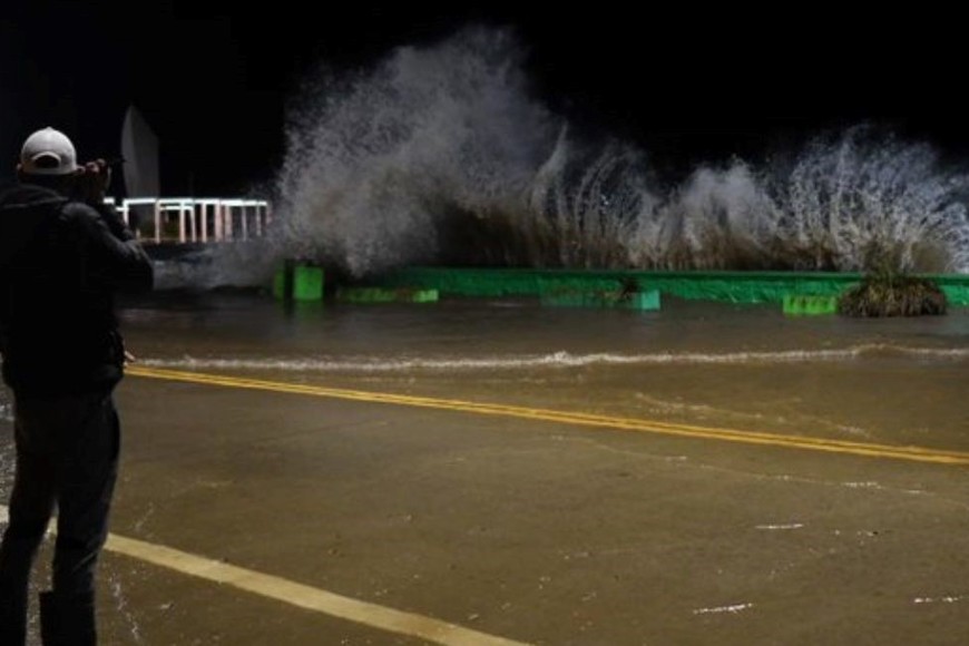 Se registran cortes y calles anegadas.