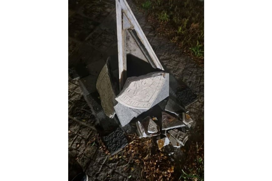 Se supone que los vándalos ingresaron con un objeto contundente para romper el grueso mármol.