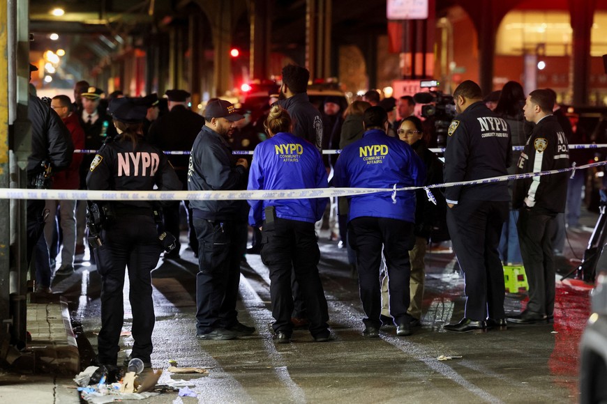 Members of the New York Police Department (NYPD) investigate the scene of a shooting at the Mount Eden Avenue subway station in the Bronx borough of New York City, U.S. February 12, 2024. REUTERS/Brendan McDermid