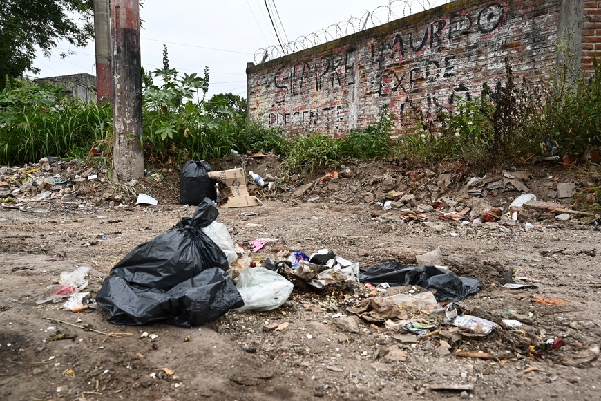 El de la basura es uno de los principales problemas que tiene el barrio. En la esquina de Roque Sáenz Peña y Moreno suele hacerse un basural a cielo abierto que demora un mes en ser levantado. En la foto, el inició del basural ya que la máquina había levantado todo el día anterior.  Foto: Mauricio Garín.