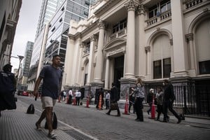 (220322) -- BUENOS AIRES, 22 marzo, 2022 (Xinhua) -- Personas caminan frente a la sede del Banco Central de la República Argentina, en la ciudad de Buenos Aires, capital de Argentina, el 22 de marzo de 2022. El Banco Central de Argentina dispuso el martes un nuevo aumento en 200 puntos básicos de la tasa de interés de referencia hasta el 44,5 por ciento anual, de acuerdo con un comunicado difundido por la entidad. (Xinhua/Martín Zabala) (mz) (jg) (ra) (vf)