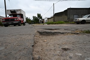 A pesar de que están asfaltadas, las calles denotan falta de mantenimiento. Foto: Mauricio Garín.